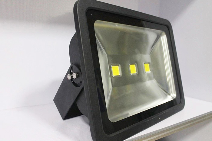 LED投光燈怎么施工安裝的呢